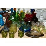 A COLLECTION OF GLASSWARE AND STUDIO GLASS to include Czechoslovakian tri coloured bowl, bubble