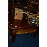 A LATE VICTORIAN MAHOGANY WIND OUT DINING TABLE, width 118cm x depth 100cm x height 70cm (no winding