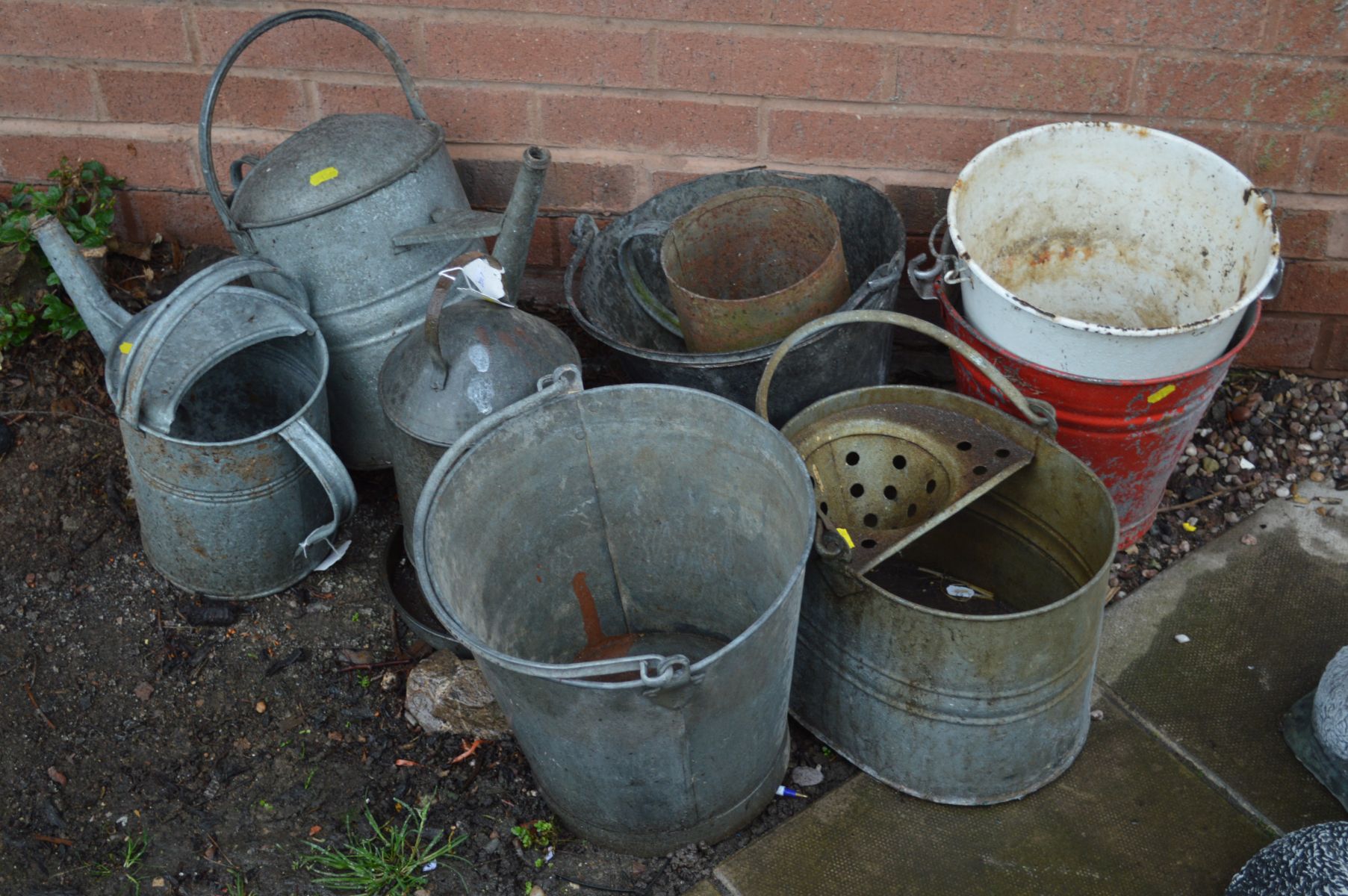 A COLLECTION OF SIX GALVANISED ITEMS to include three buckets, two watering cans, bird feeder etc,