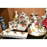 A SMALL GROUP OF ROYAL ALBERT 'OLD COUNTRY ROSES' TRINKETS etc, to include covered trinket pot, a