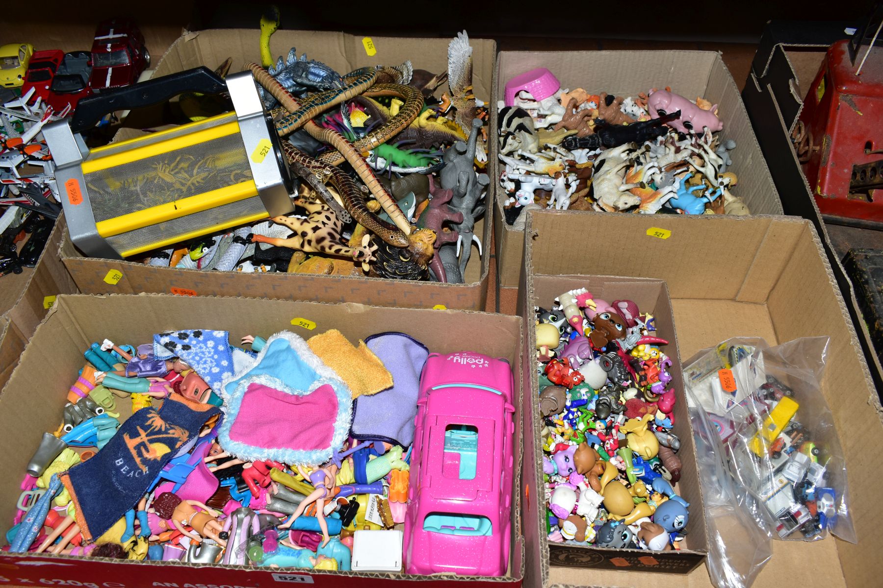 A QUANTITY OF UNBOXED AND ASSORTED MAINLY PLASTIC FIGURES AND ACCESSORIES, to include Polly
