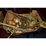 A BOX OF VARIOUS BRASS AND COPPER MISCELLANEOUS to include two horse hames, pair of fire dogs,