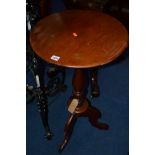 A VICTORIAN MAHOGANY CIRCULAR TOPPED TRIPOD TABLE