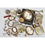 A SELECTION OF MAINLY EARLY 20TH CENTURY JEWELLERY AND ACCESSORIES, to include a micro mosaic