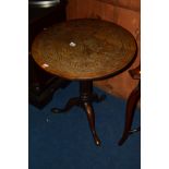 A CIRCULAR EARLY 20TH CENTURY OAK TRIPOD TABLE with a carved top