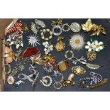 A SELECTION OF MAINLY COSTUME JEWELLERY BROOCHES, to include imitation pearl and paste brooches,
