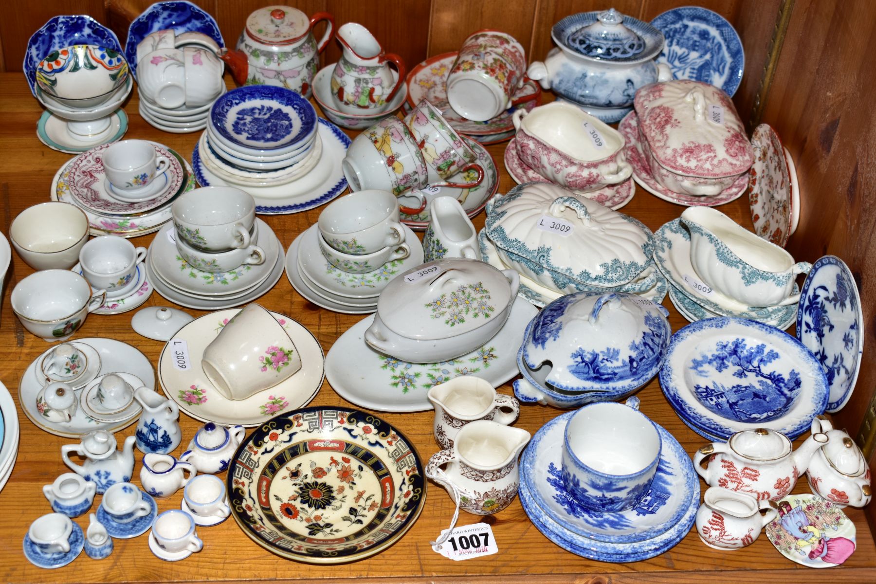 A COLLECTION OF MINIATURE TEA AND DINNER WARES (Salesmans Samples), some Victorian transfer