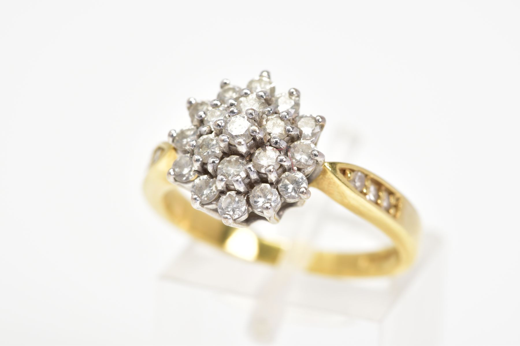 AN 18CT GOLD DIAMOND CLUSTER RING, designed as a tiered brilliant cut diamond cluster with diamond