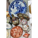 SEVEN PIECES OF LATE 19TH CENTURY TO MODERN CHINESE AND JAPANESE POTTERY AND PORCELAIN, including