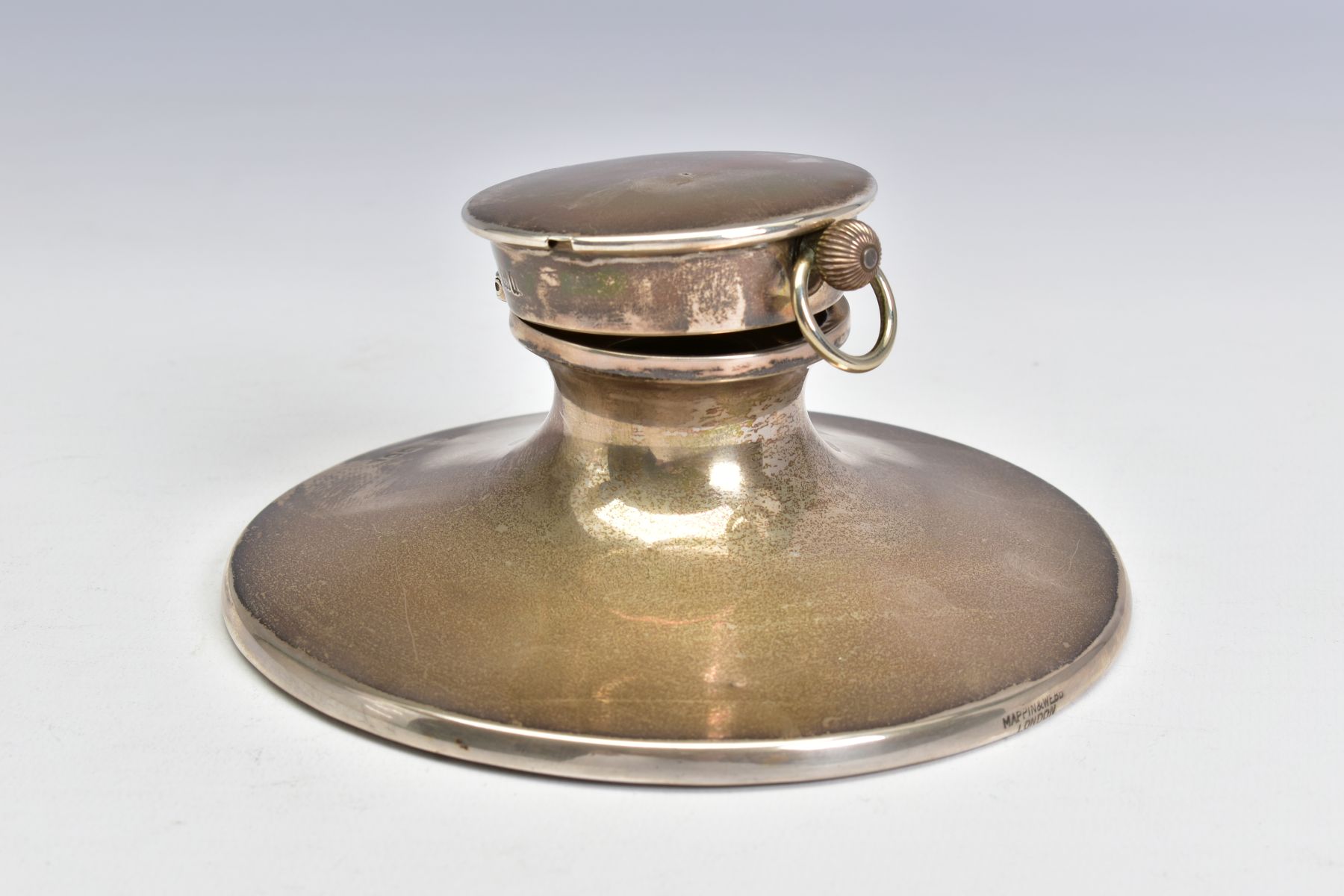 AN EDWARDIAN SILVER CAPSTAN INKWELL, the hinged cover fitted with a top wind pocket watch, the white - Image 2 of 5