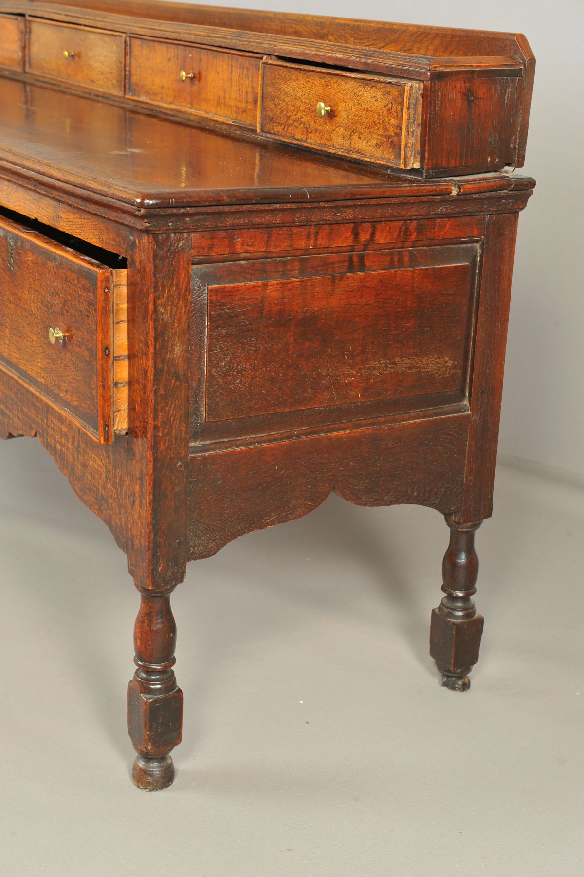 A MID 18TH CENTURY AND LATER OAK DRESSER, the short raised back above an arrangement of four drawers - Image 8 of 9