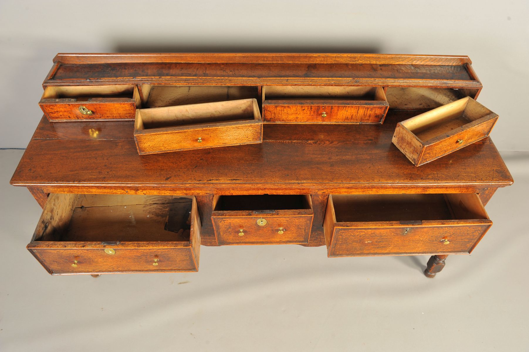 A MID 18TH CENTURY AND LATER OAK DRESSER, the short raised back above an arrangement of four drawers - Image 5 of 9