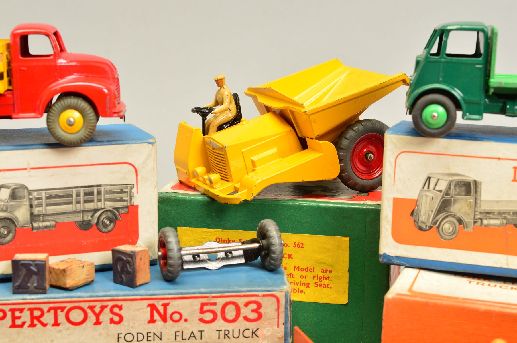 A QUANTITY OF BOXED DINKY SUPERTOYS AND DINKY TOYS, comprising Foden Flat Truck with Tailboard, No. - Image 4 of 7