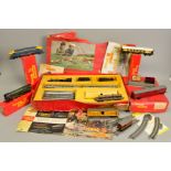 A QUANTITY OF BOXED AND UNBOXED TRI-ANG RAILWAYS OO GAUGE ITEMS, to include boxed set, No.R7X,