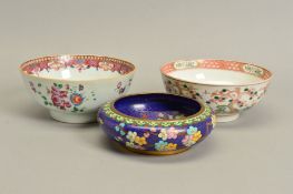 A LATE 18TH CENTURY CHINESE PORCELAIN FOOTED BOWL, decorated in the Famille Rose palette with