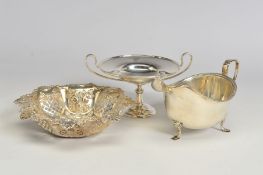 AN EDWARDIAN GOLDSMITHS & SILVERSMITHS COMPANY LIMITED TWIN HANDLED PEDESTAL DISH, engraved with a