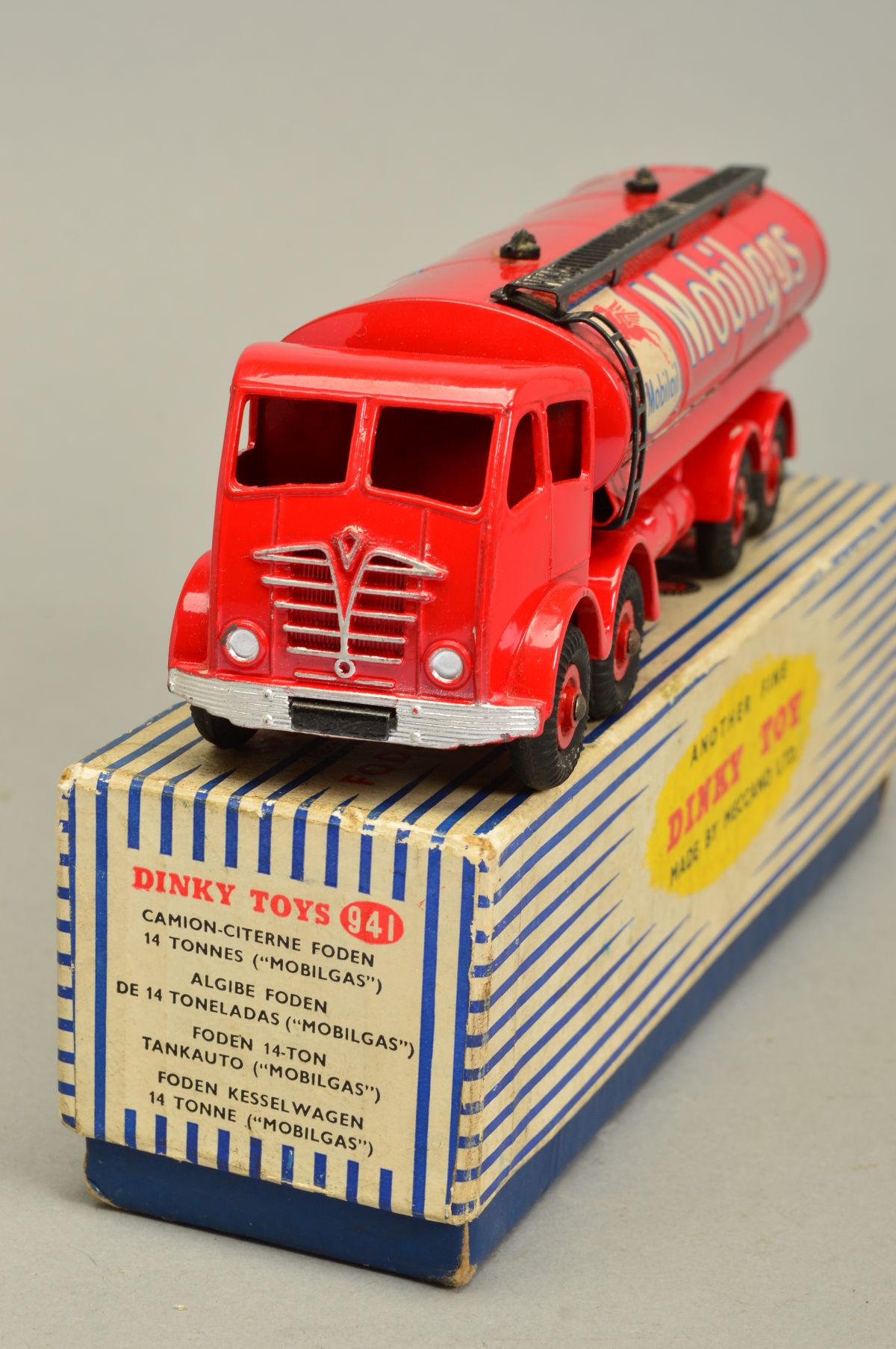 A BOXED DINKY SUPERTOYS FODEN FG 14T MOBILGAS TANKER, No.941, few very minor paint chips, mainly - Image 2 of 5