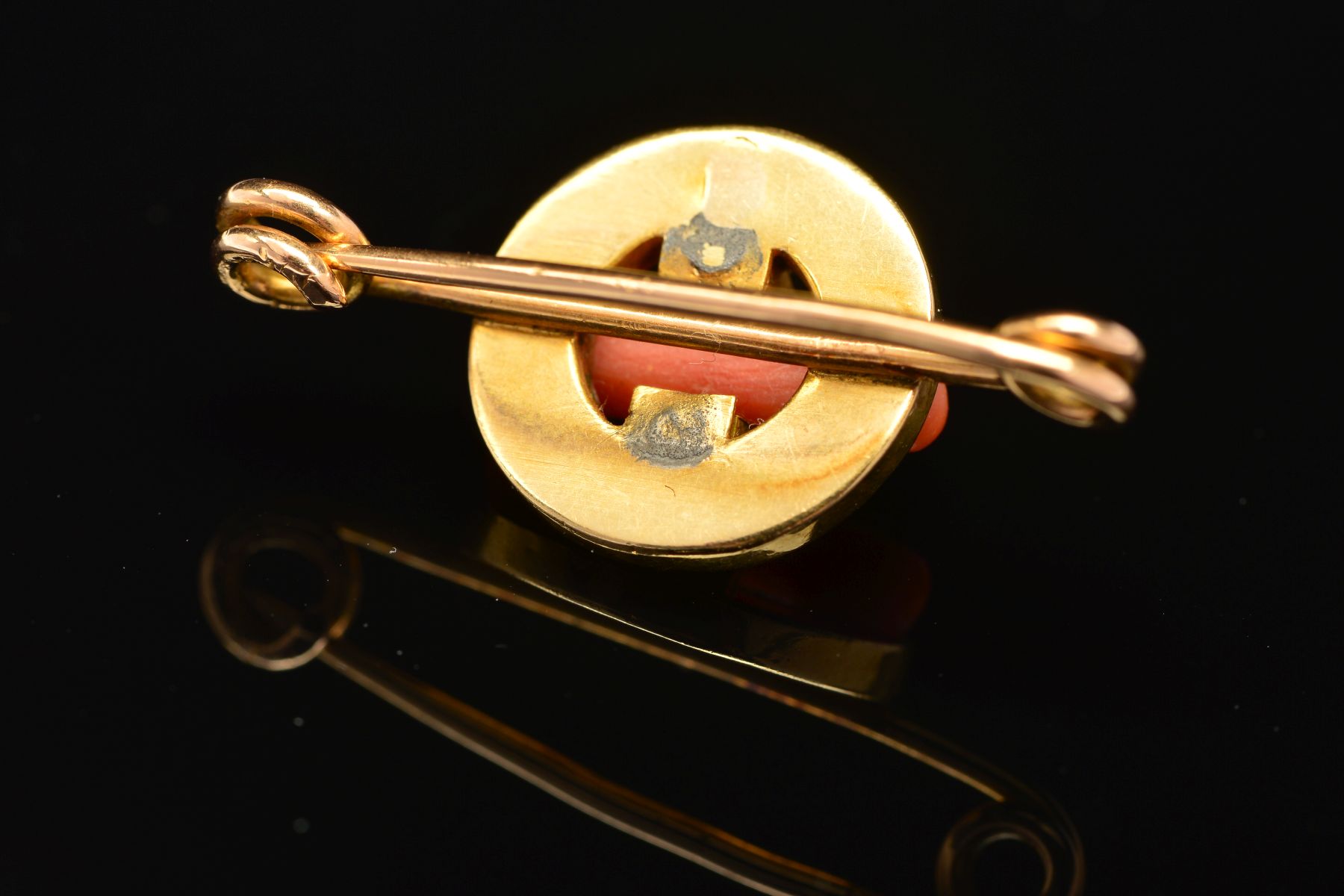 AN ART DECO GOLD, CORAL AND DIAMOND BROOCH, designed as a central circular panel encasing a polished - Image 4 of 5