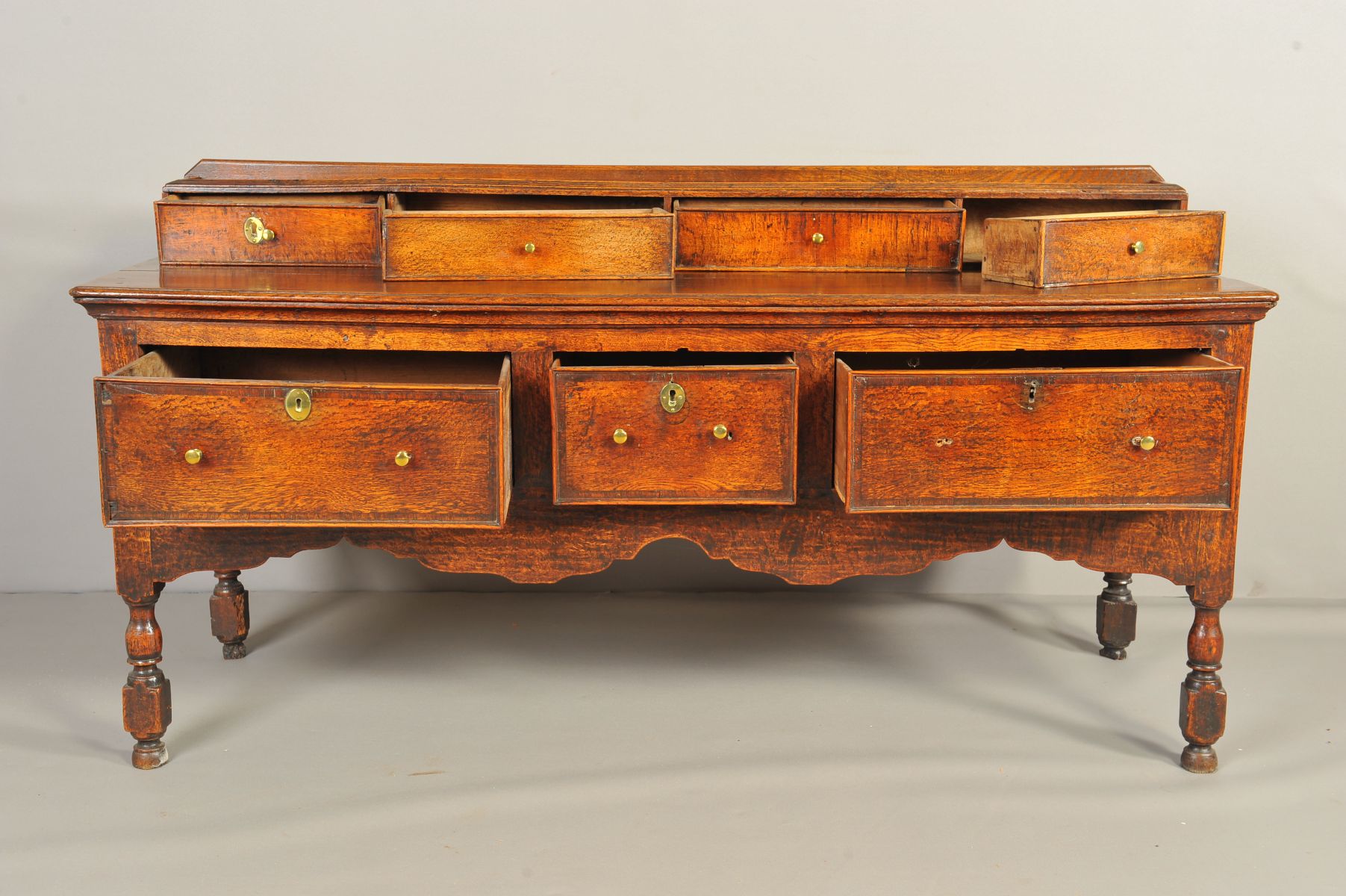 A MID 18TH CENTURY AND LATER OAK DRESSER, the short raised back above an arrangement of four drawers - Image 4 of 9