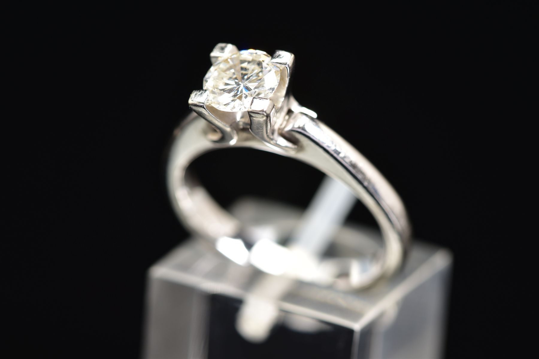 A MODERN SINGLE STONE DIAMOND RING, estimated modern round brilliant cut weight 0.73ct, colour - Image 4 of 6