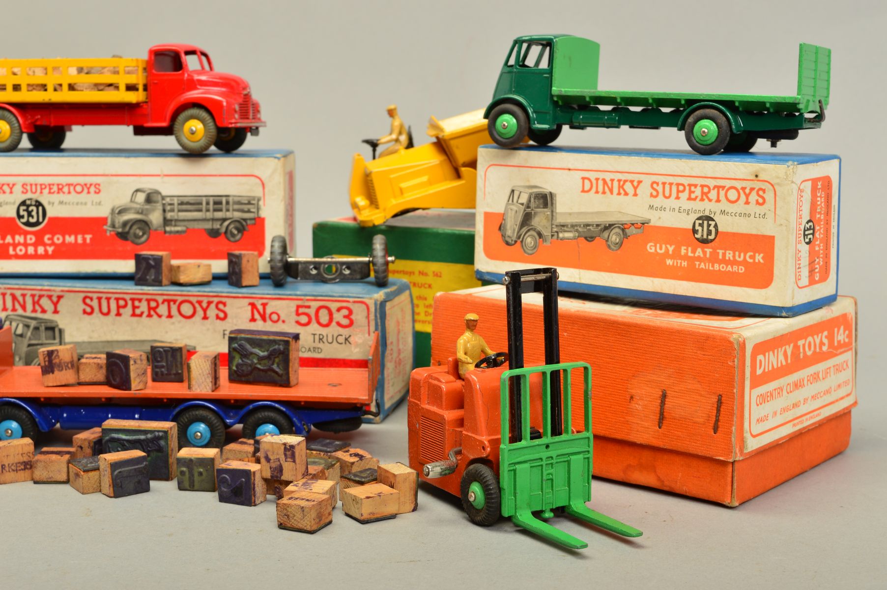 A QUANTITY OF BOXED DINKY SUPERTOYS AND DINKY TOYS, comprising Foden Flat Truck with Tailboard, No. - Image 3 of 7