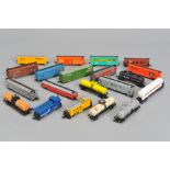 A QUANTITY OF UNBOXED AND ASSORTED N GAUGE AMERICAN AND CONTINENTAL OUTLINE ROLLING STOCK, including