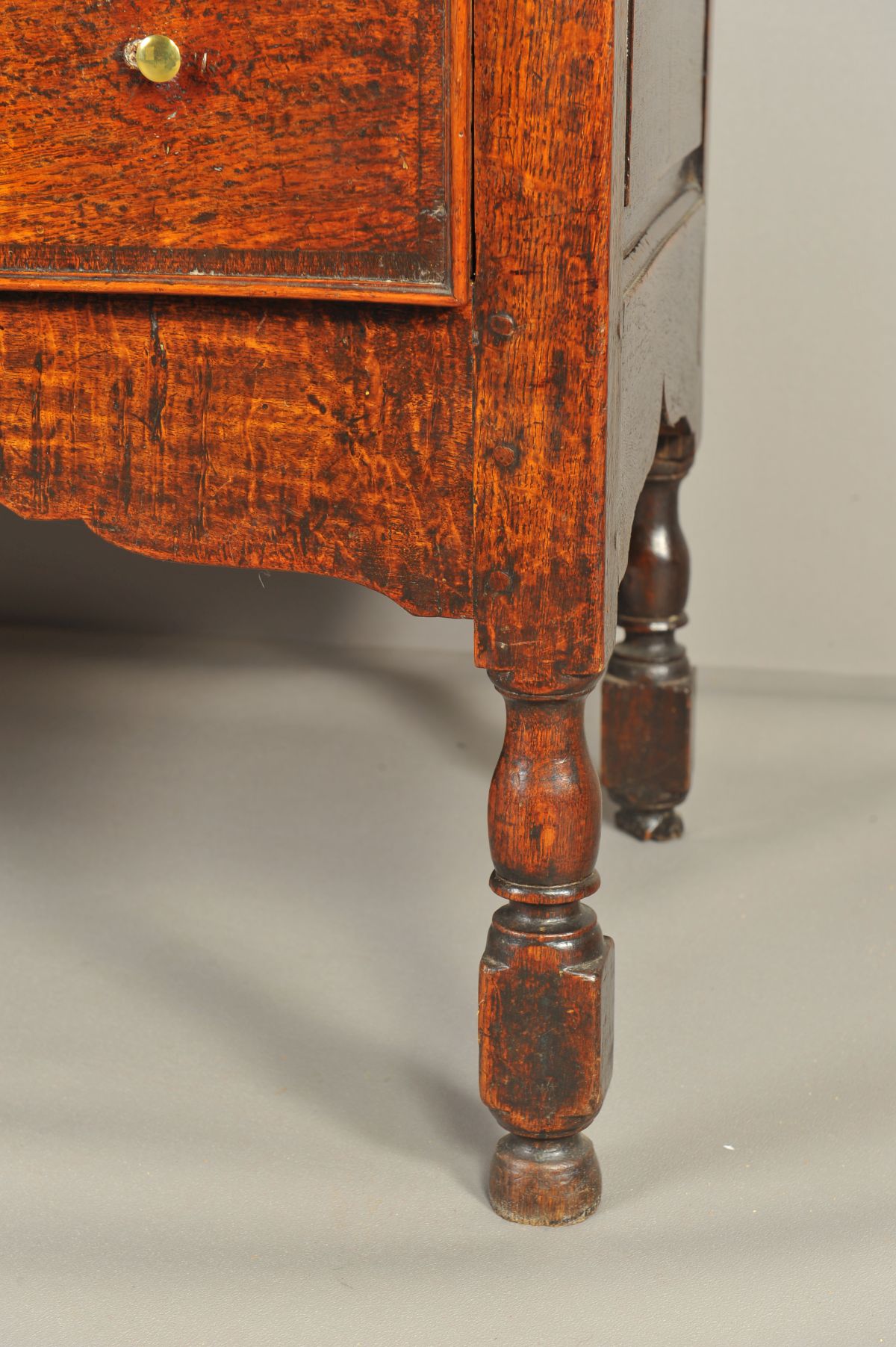 A MID 18TH CENTURY AND LATER OAK DRESSER, the short raised back above an arrangement of four drawers - Image 7 of 9