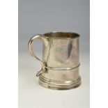 A GEORGE V SILVER HALF PINT TANKARD, 'S' scroll handle, stepped circular foot, makers William Hutton