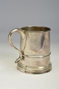 A GEORGE V SILVER HALF PINT TANKARD, 'S' scroll handle, stepped circular foot, makers William Hutton