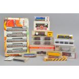 A QUANTITY OF BOXED N GAUGE AMERICAN AND CONTINENTAL OUTLINE ROLLING STOCK, including Con-Cor,