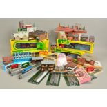 A QUANTITY OF BOXED AND UNBOXED N GAUGE LINESIDE BUILDINGS, ACCESSORIES, TRACK AND CONTROLLERS, etc,