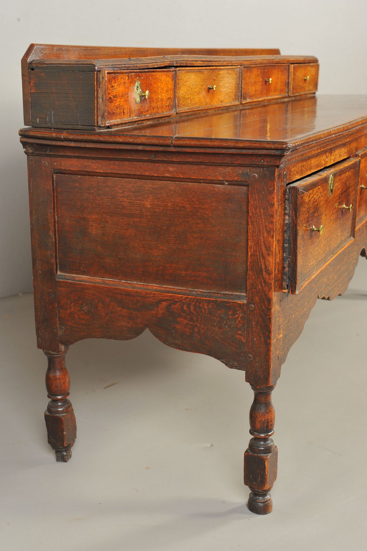 A MID 18TH CENTURY AND LATER OAK DRESSER, the short raised back above an arrangement of four drawers - Image 9 of 9