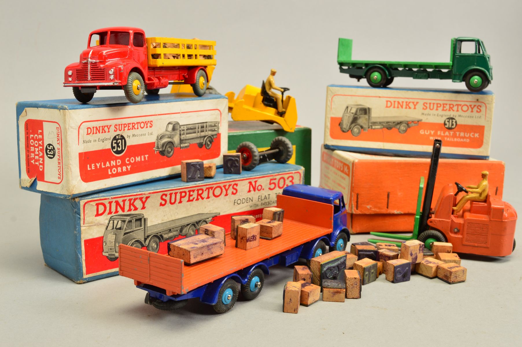A QUANTITY OF BOXED DINKY SUPERTOYS AND DINKY TOYS, comprising Foden Flat Truck with Tailboard, No. - Image 6 of 7