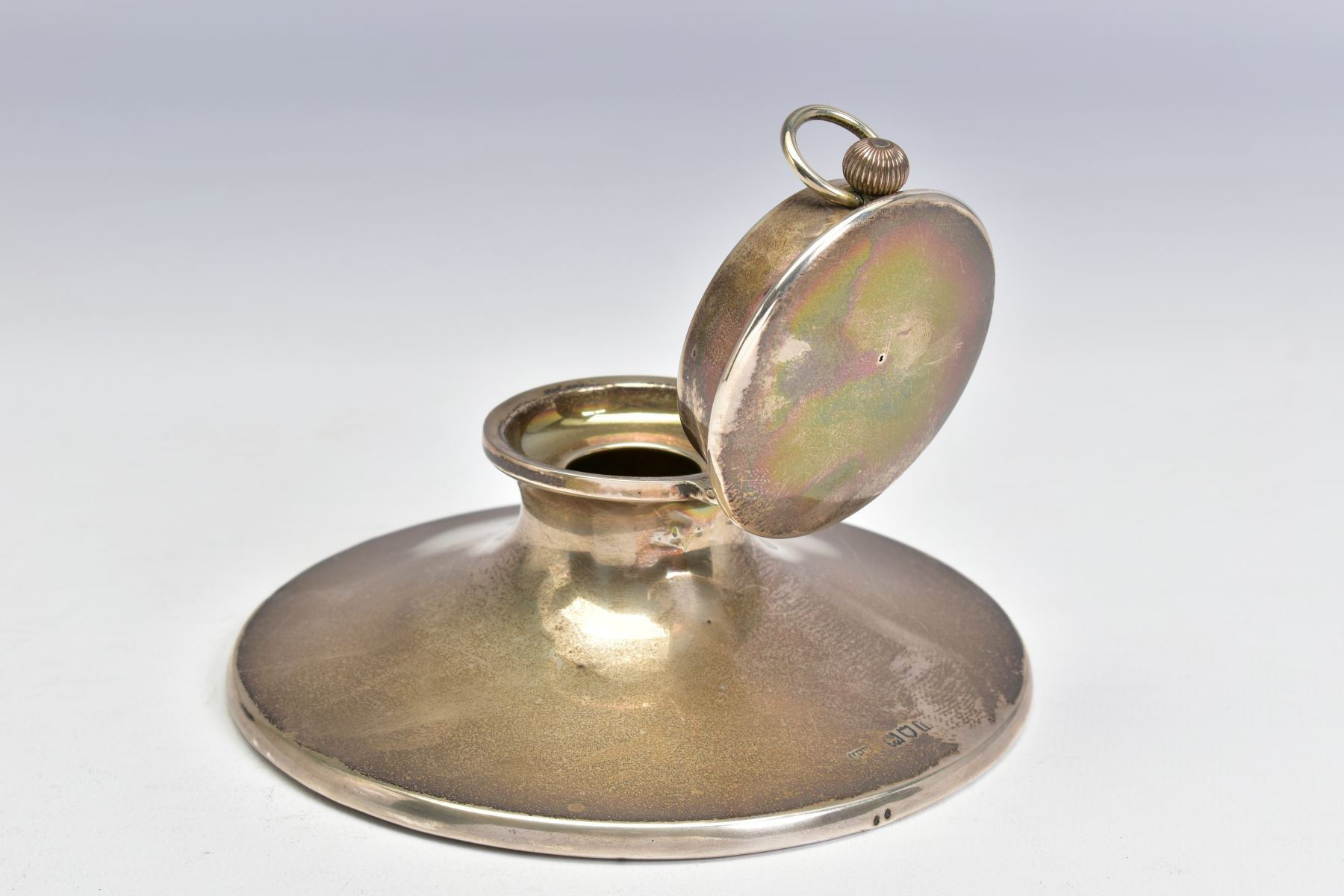 AN EDWARDIAN SILVER CAPSTAN INKWELL, the hinged cover fitted with a top wind pocket watch, the white - Image 3 of 5