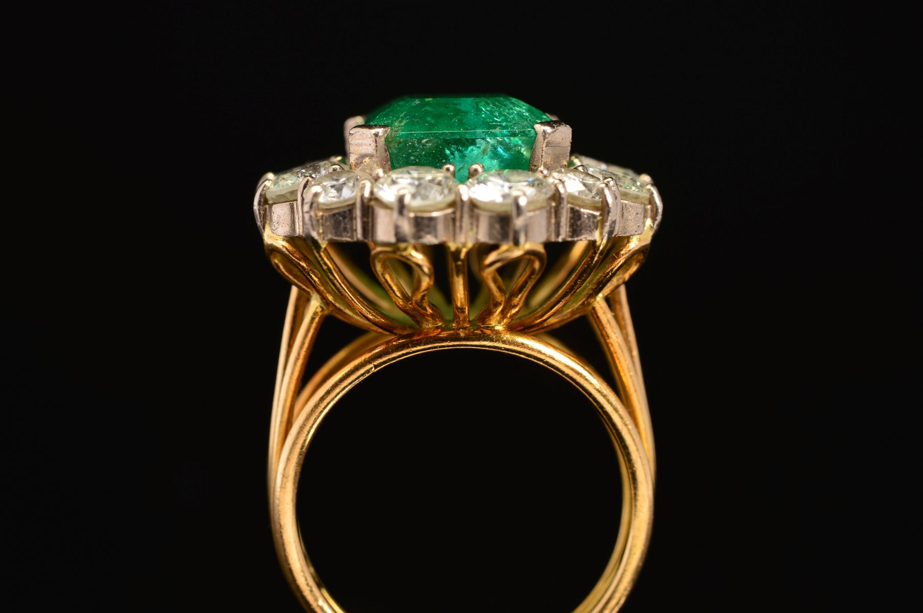 A LATE 20TH CENTURY LARGE EMERALD AND DIAMOND CLUSTER RING, emerald cut emerald measuring - Image 5 of 5