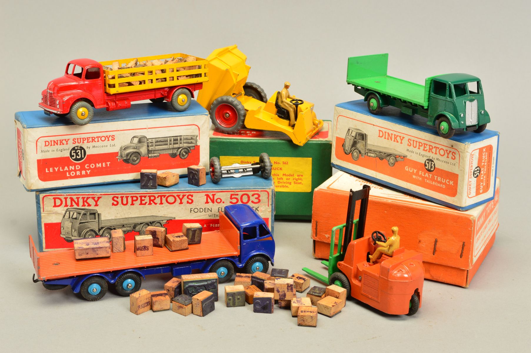 A QUANTITY OF BOXED DINKY SUPERTOYS AND DINKY TOYS, comprising Foden Flat Truck with Tailboard, No. - Image 5 of 7