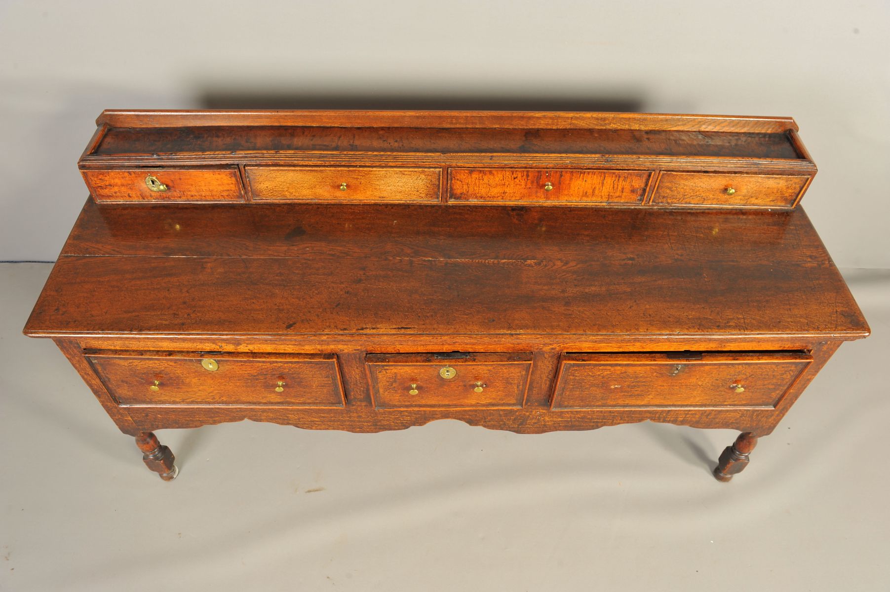 A MID 18TH CENTURY AND LATER OAK DRESSER, the short raised back above an arrangement of four drawers - Image 3 of 9