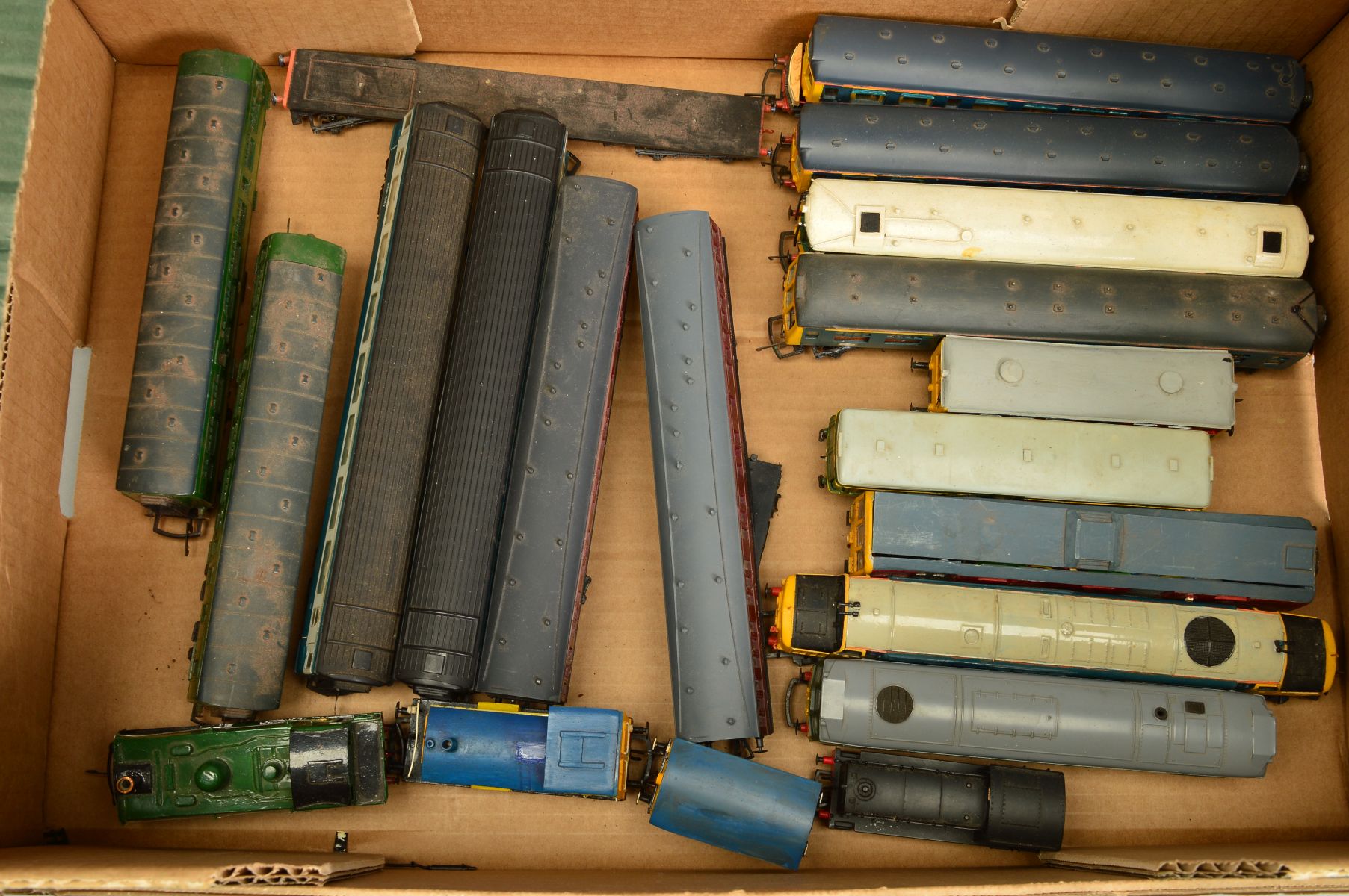 A QUANTITY OF BOXED AND UNBOXED OO GAUGE MODEL RAILWAY LOCOMOTIVES AND ROLLING STOCK, including a - Image 4 of 7