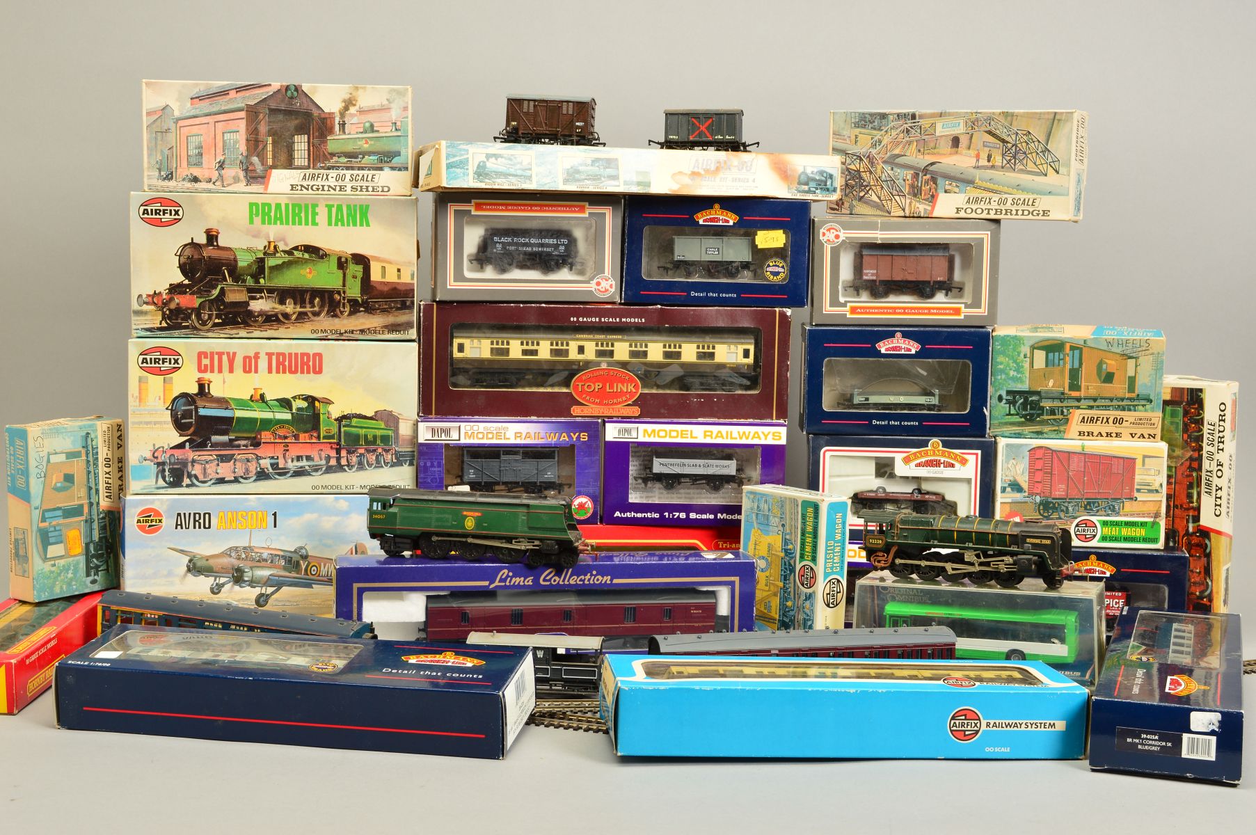 A QUANTITY OF BOXED AND UNBOXED OO GAUGE MODEL RAILWAY LOCOMOTIVES AND ROLLING STOCK, including a - Image 2 of 7