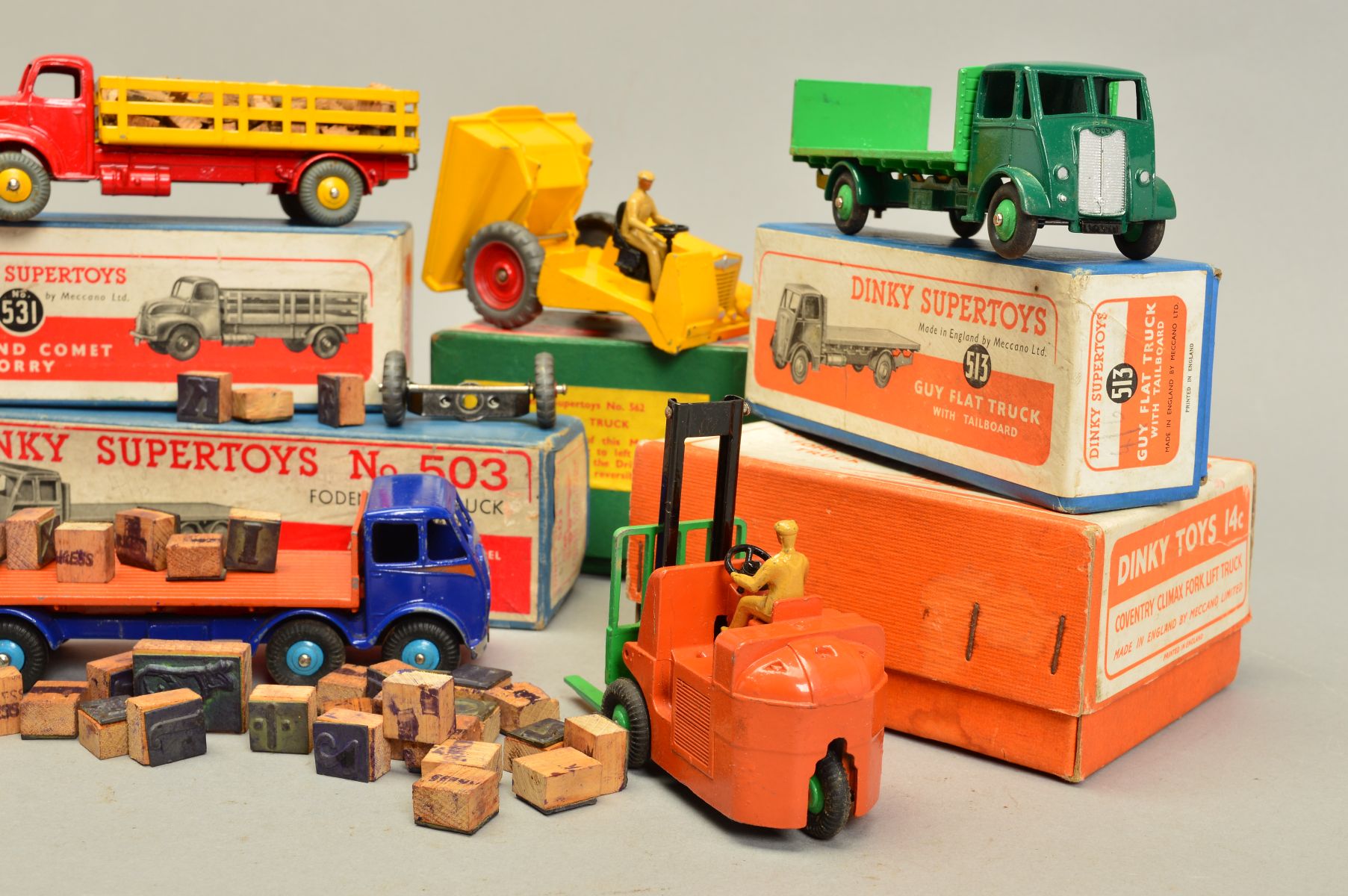 A QUANTITY OF BOXED DINKY SUPERTOYS AND DINKY TOYS, comprising Foden Flat Truck with Tailboard, No. - Image 7 of 7
