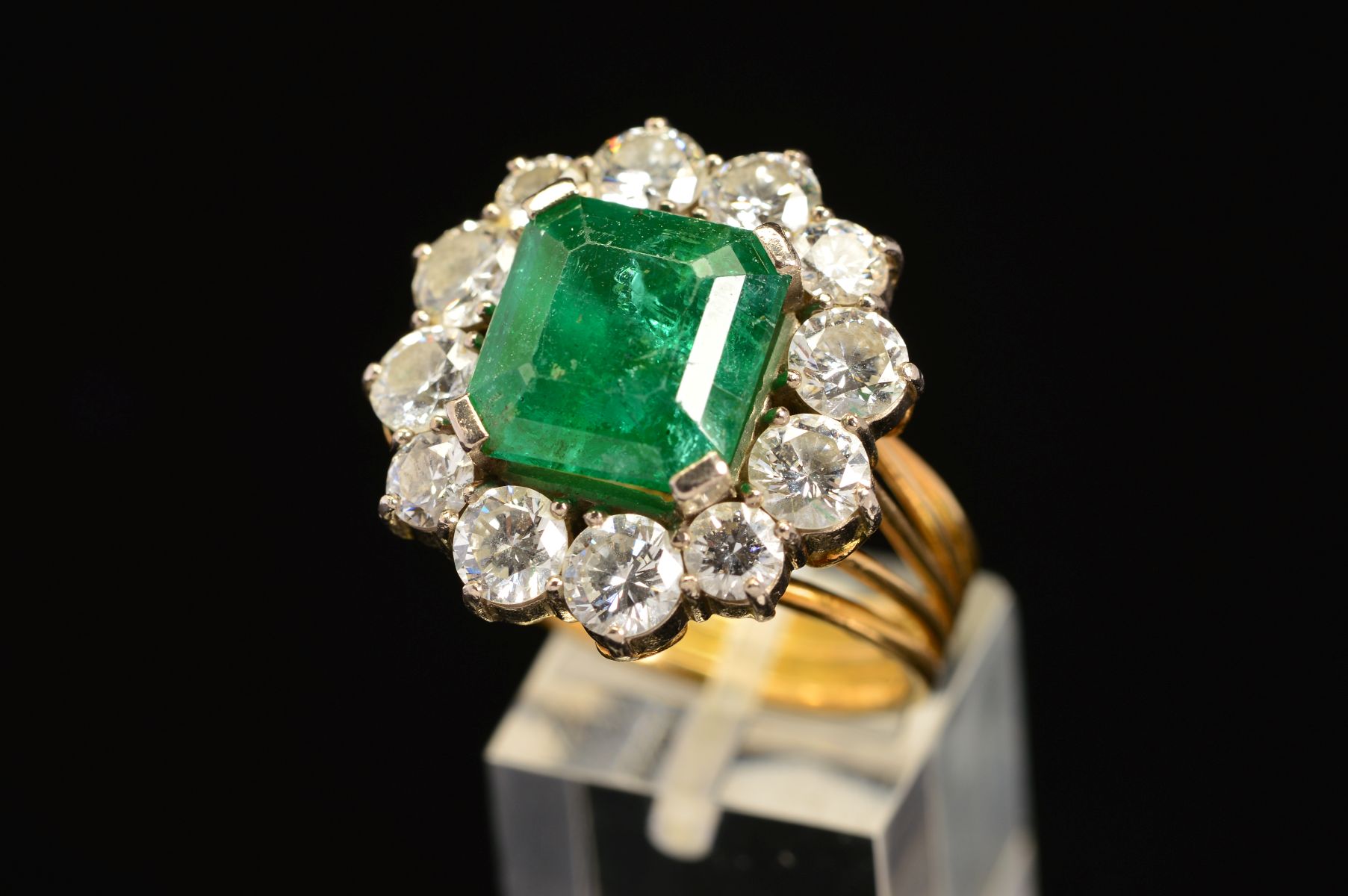 A LATE 20TH CENTURY LARGE EMERALD AND DIAMOND CLUSTER RING, emerald cut emerald measuring - Image 4 of 5