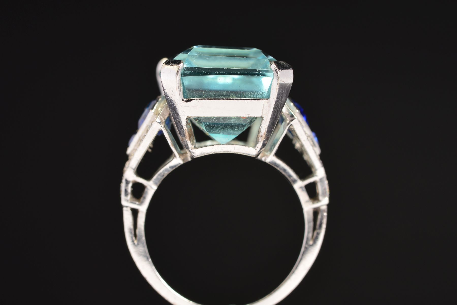 A MODERN AQUAMARINE, SAPPHIRE AND DIAMOND DRESS RING, centring on a principal trap cut aquamarine - Image 5 of 5