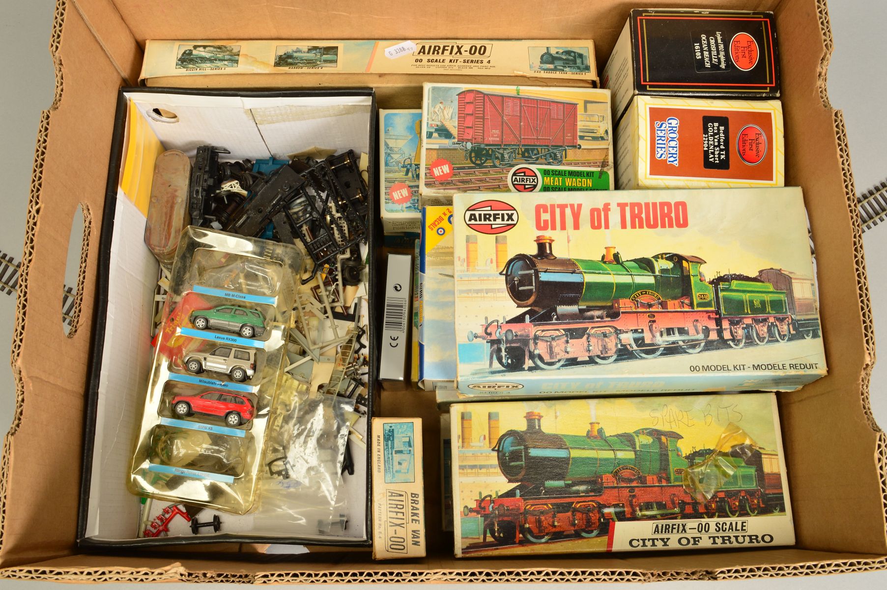 A QUANTITY OF BOXED AND UNBOXED OO GAUGE MODEL RAILWAY LOCOMOTIVES AND ROLLING STOCK, including a - Image 7 of 7