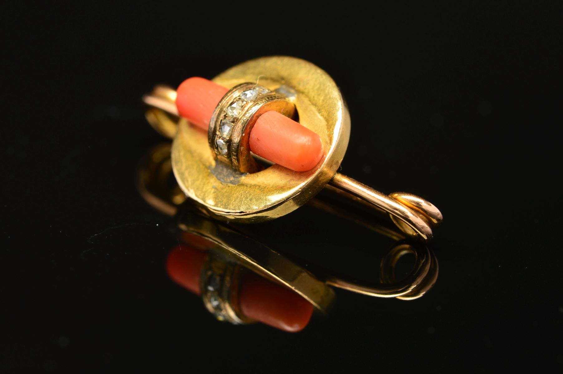 AN ART DECO GOLD, CORAL AND DIAMOND BROOCH, designed as a central circular panel encasing a polished - Image 2 of 5