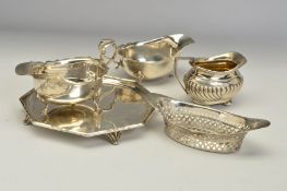 A PAIR OF GEORGE V SILVER OVAL SAUCE BOATS, wavy rims, 'S' scroll handles, on cabriole legs with