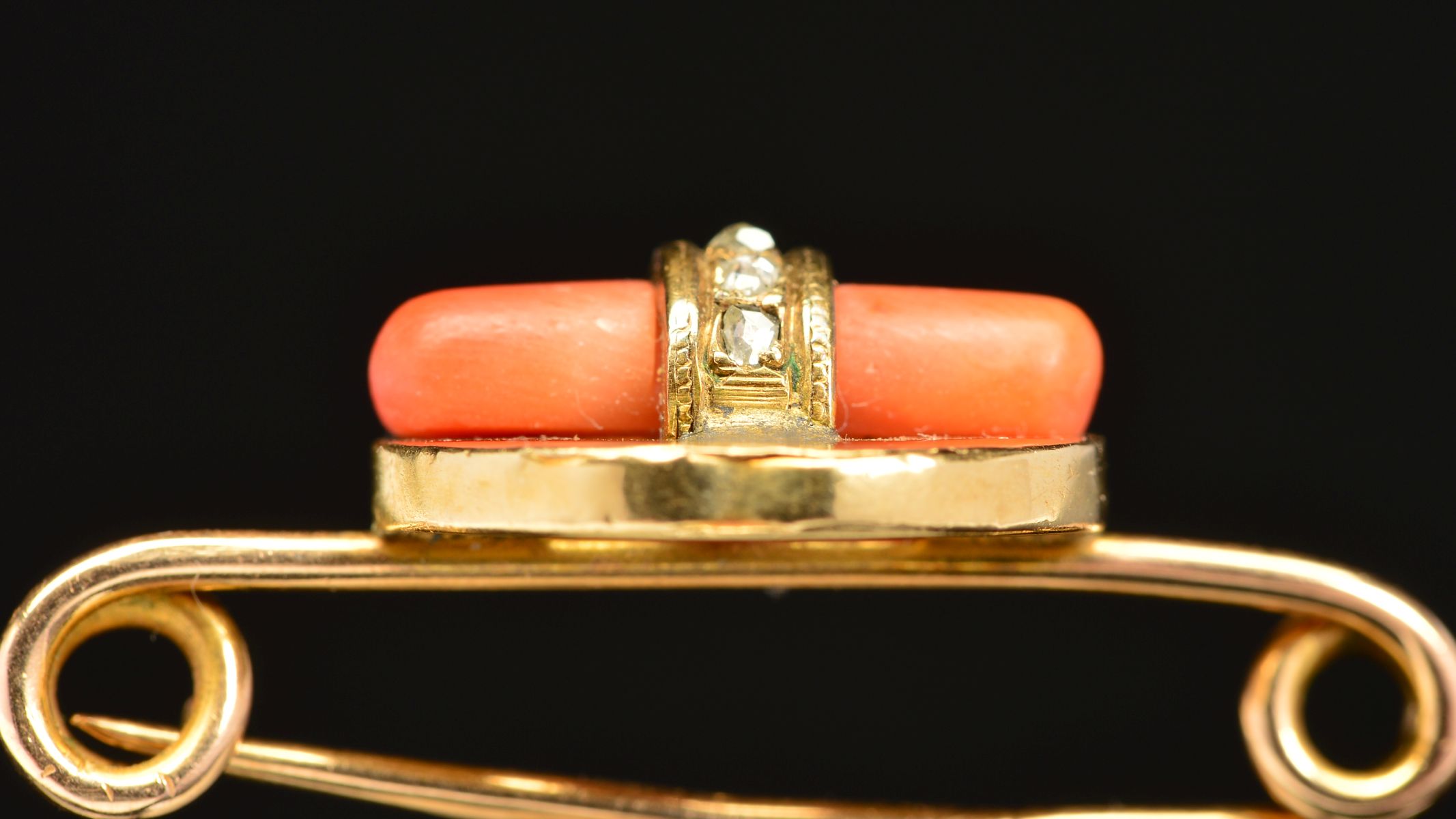 AN ART DECO GOLD, CORAL AND DIAMOND BROOCH, designed as a central circular panel encasing a polished - Image 5 of 5