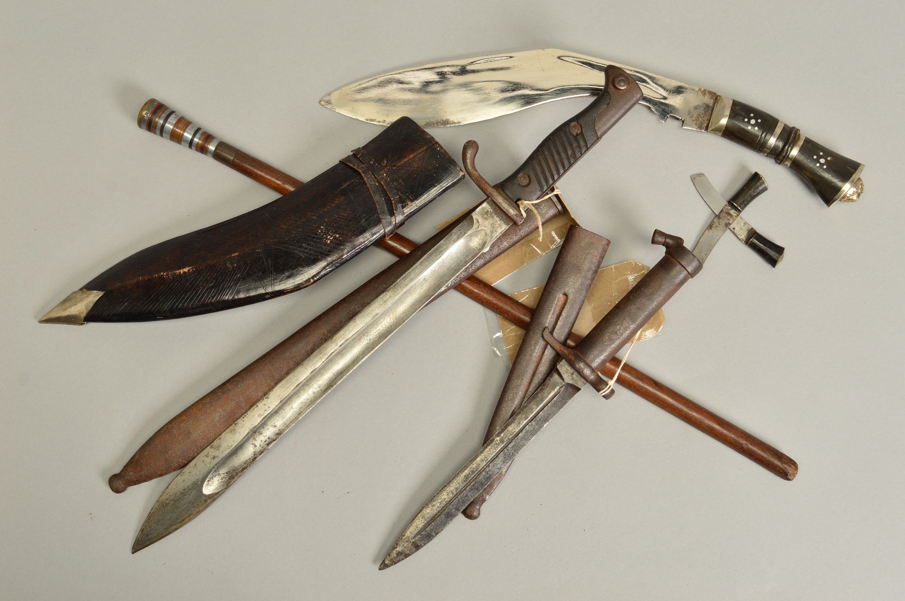 A SELECTION OF MILITARY ITEMS, comprising a WWI era Imperial German 'Butcher' bayonet and scabbard - Image 3 of 6