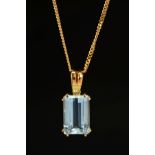 A MODERN 18CT AQUAMARINE PENDANT AND CHAIN, one emerald cut aquamarine measuring 18mm x 11.5mm x 7.