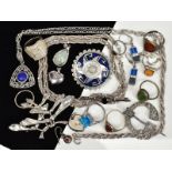 A SELECTION OF SILVER AND WHITE METAL JEWELLERY, to include a Mexican brooch, a Scottish tara