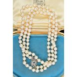 A CULTURED PEARL NECKLACE WITH 18CT WHITE GOLD CLASP, designed as a single row of near uniform